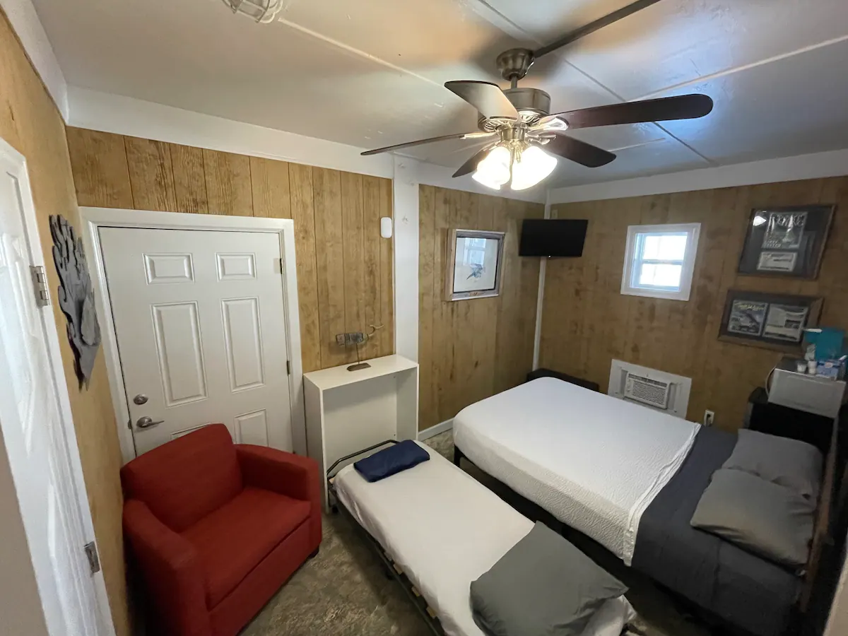Spacious suite w. queen and twin bedding